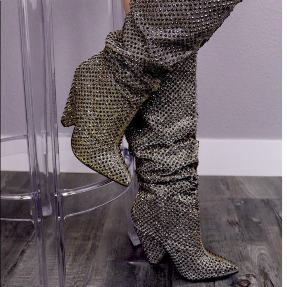 💖New Celebrity Rhinestones Stubbed Boot💖